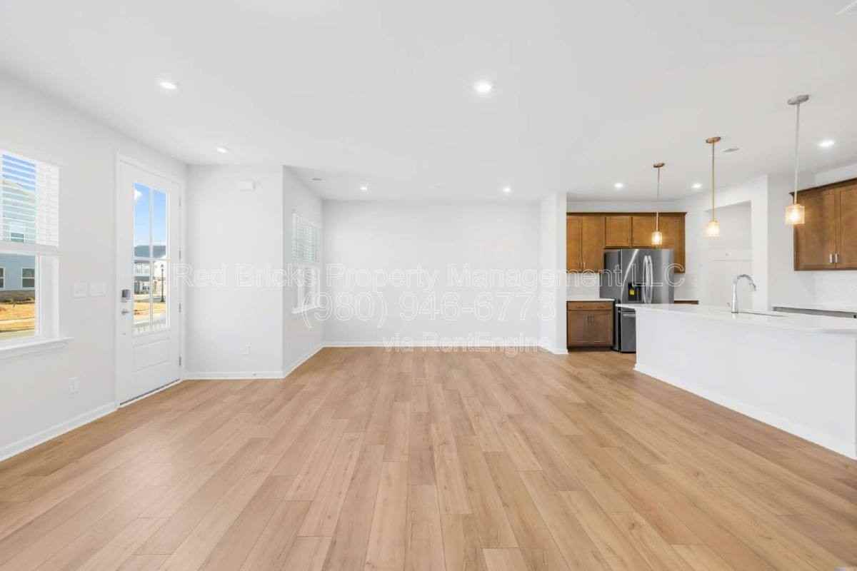 8924 Connover Hall Ave - Photo 5 of 10