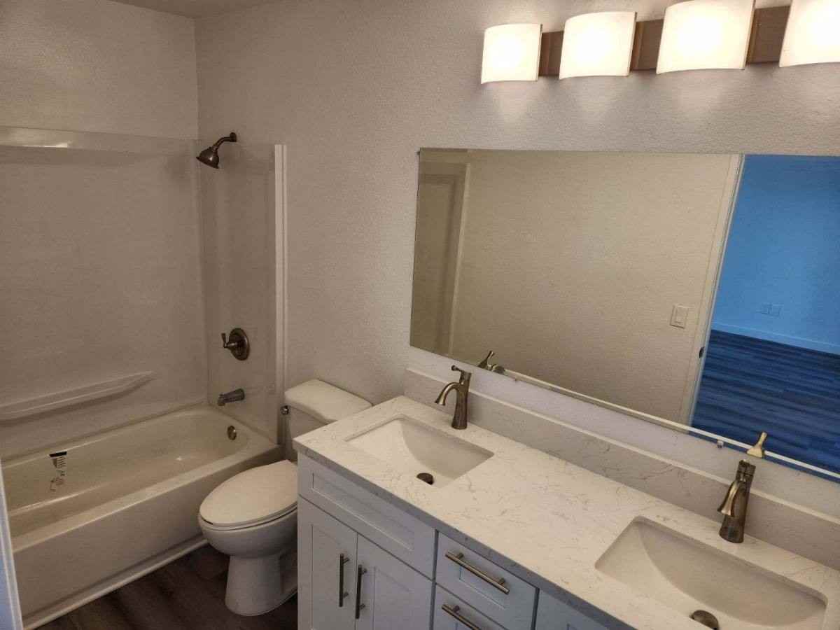 1119 W Broadway - Photo 2 of 9