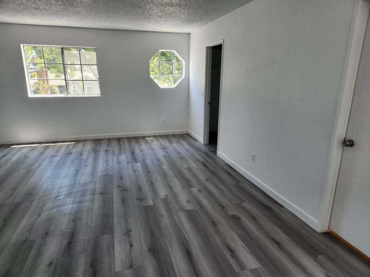 1119 W Broadway - Photo 5 of 9