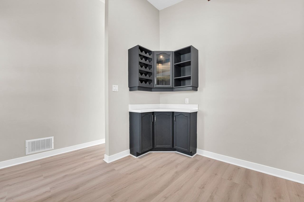 1259 Meadowlands Drive East - Photo 2 of 22