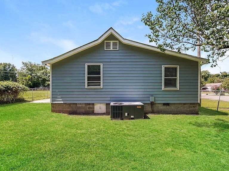 2405 Slater Ave - Photo 2 of 5