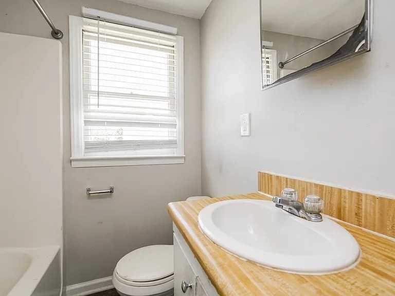 2405 Slater Ave - Photo 4 of 5