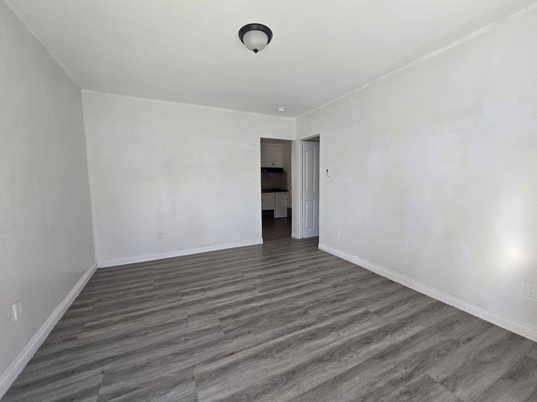 2747 Gladys Ave ##1/4 - Photo 2 of 8