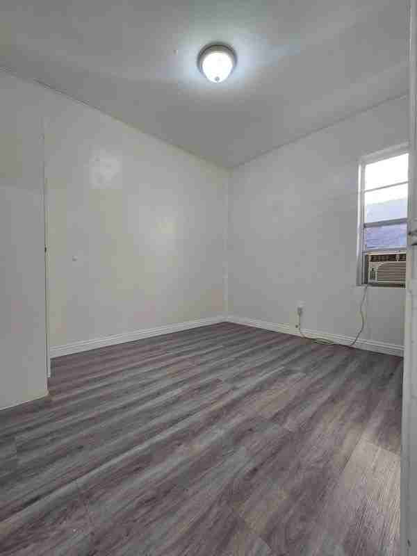 2747 Gladys Ave ##1/4 - Photo 3 of 8