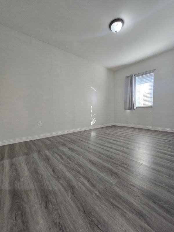 2747 Gladys Ave ##1/4 - Photo 4 of 8