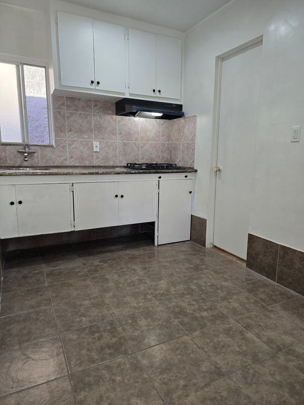 2747 Gladys Ave ##1/4 - Photo 5 of 8