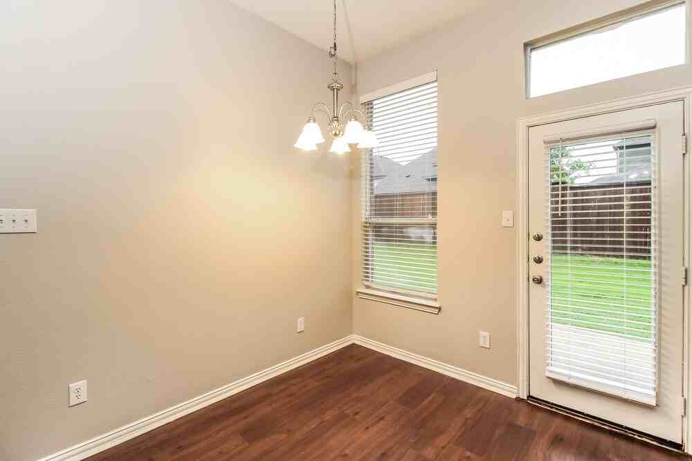 4901 Fox Ridge Ln - Photo 6 of 16