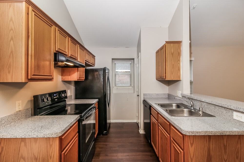 4901 Fox Ridge Ln - Photo 7 of 16