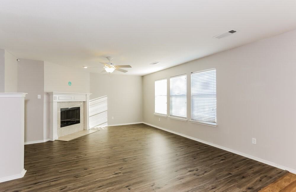 7956 Meadow Spring Ln - Photo 5 of 17