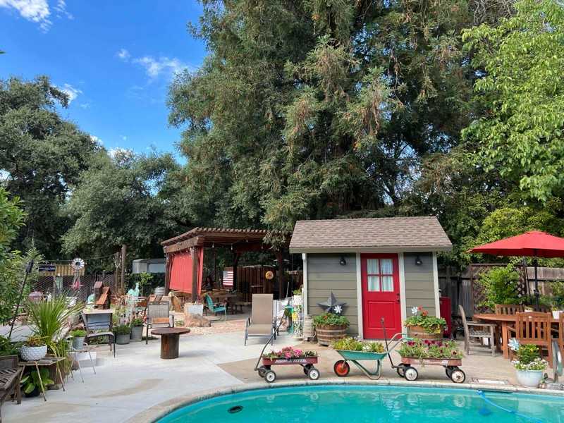 5001 Whitney Ave - Photo 6 of 11