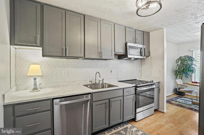 16151 Brookmead Ct - Photo 4 of 20