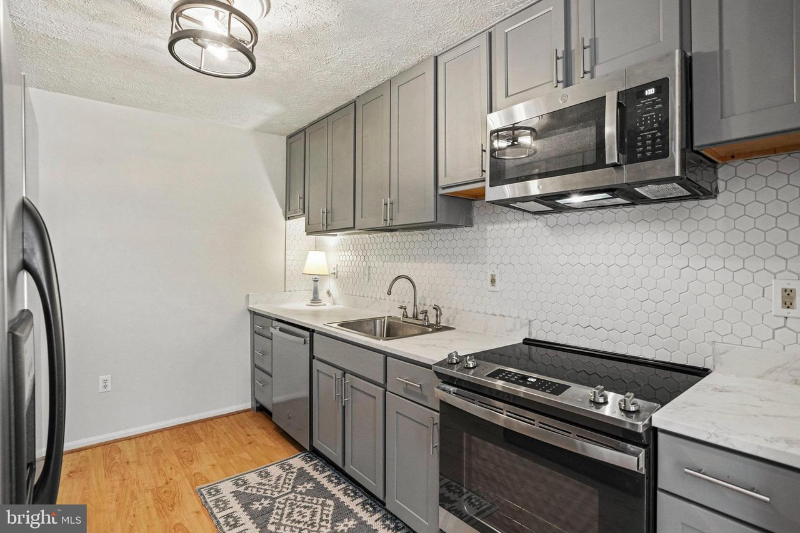 16151 Brookmead Ct - Photo 5 of 20