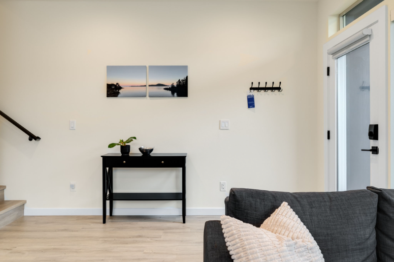 823 Ne 70th St - Photo 3 of 19