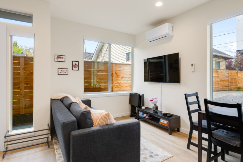 823 Ne 70th St - Photo 4 of 19