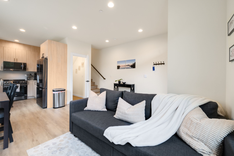 823 Ne 70th St - Photo 5 of 19