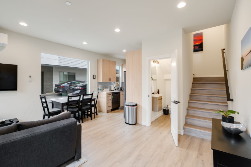 823 Ne 70th St - Photo 6 of 19