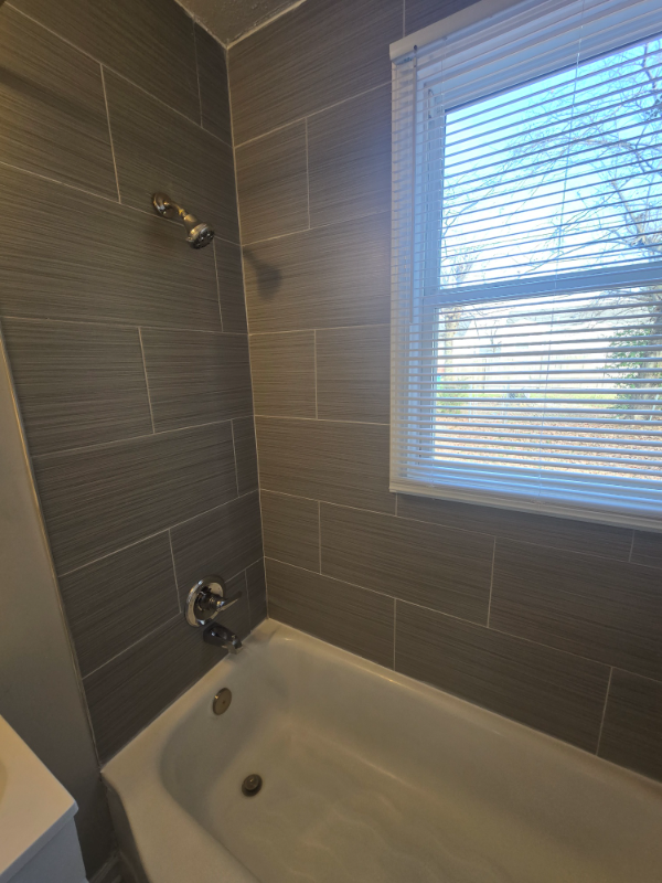 1112 E 16th St - Photo 7 of 17