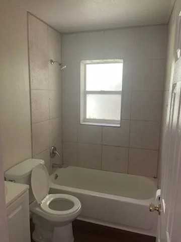 917 Nw 11th St #917B - Photo 5 of 10