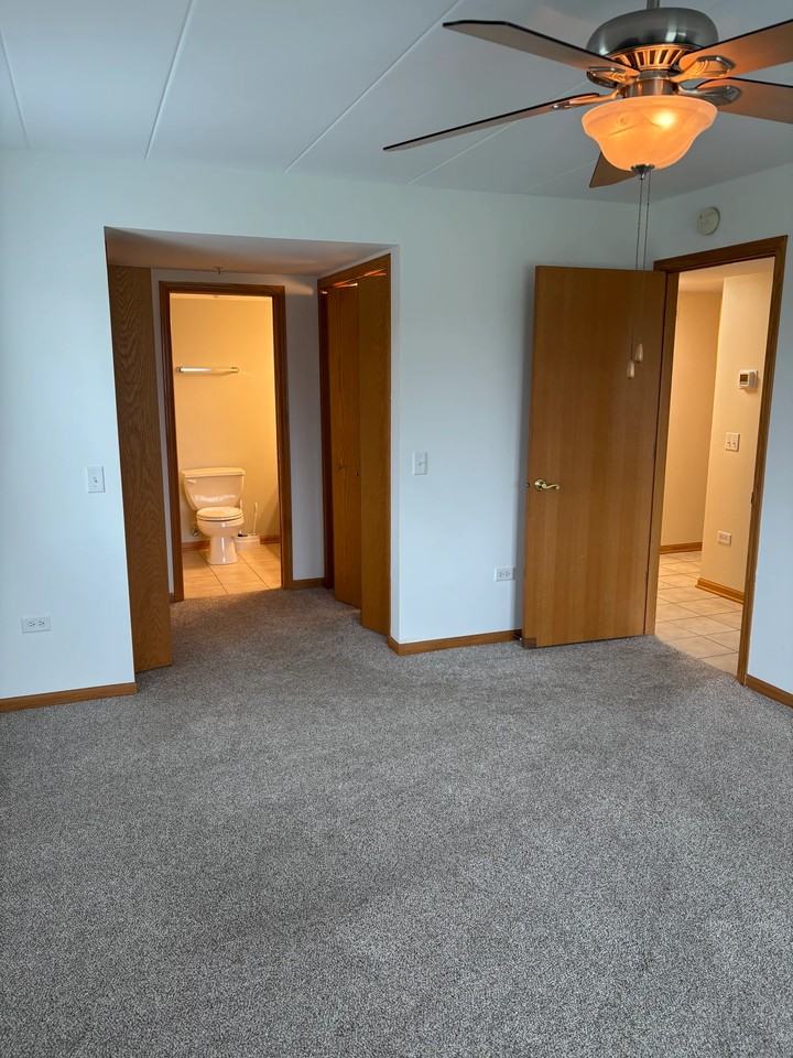 1041 Ashley Ct S #2D - Photo 4 of 9