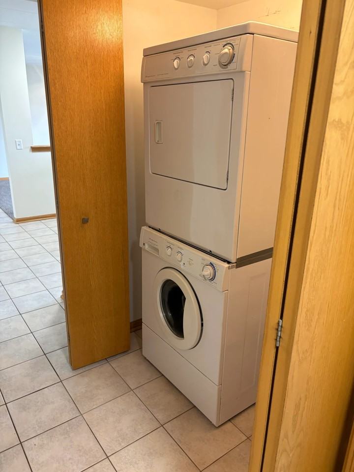 1041 Ashley Ct S #2D - Photo 5 of 9