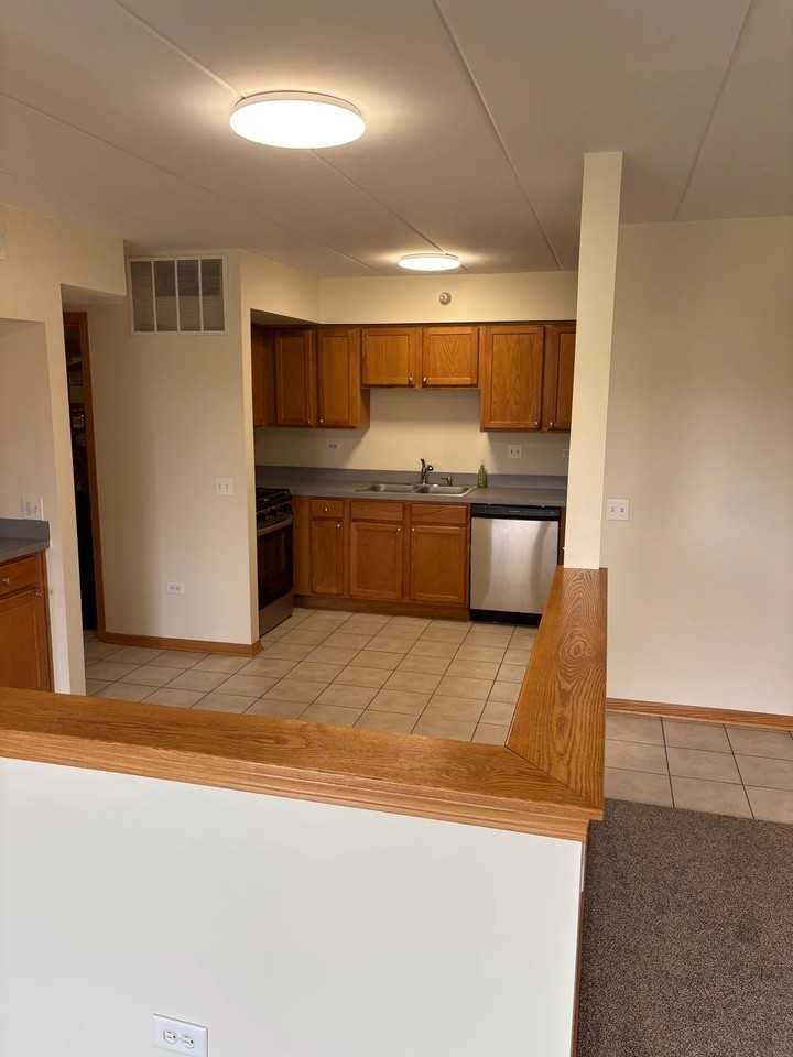 1041 Ashley Ct S #2D - Photo 7 of 9