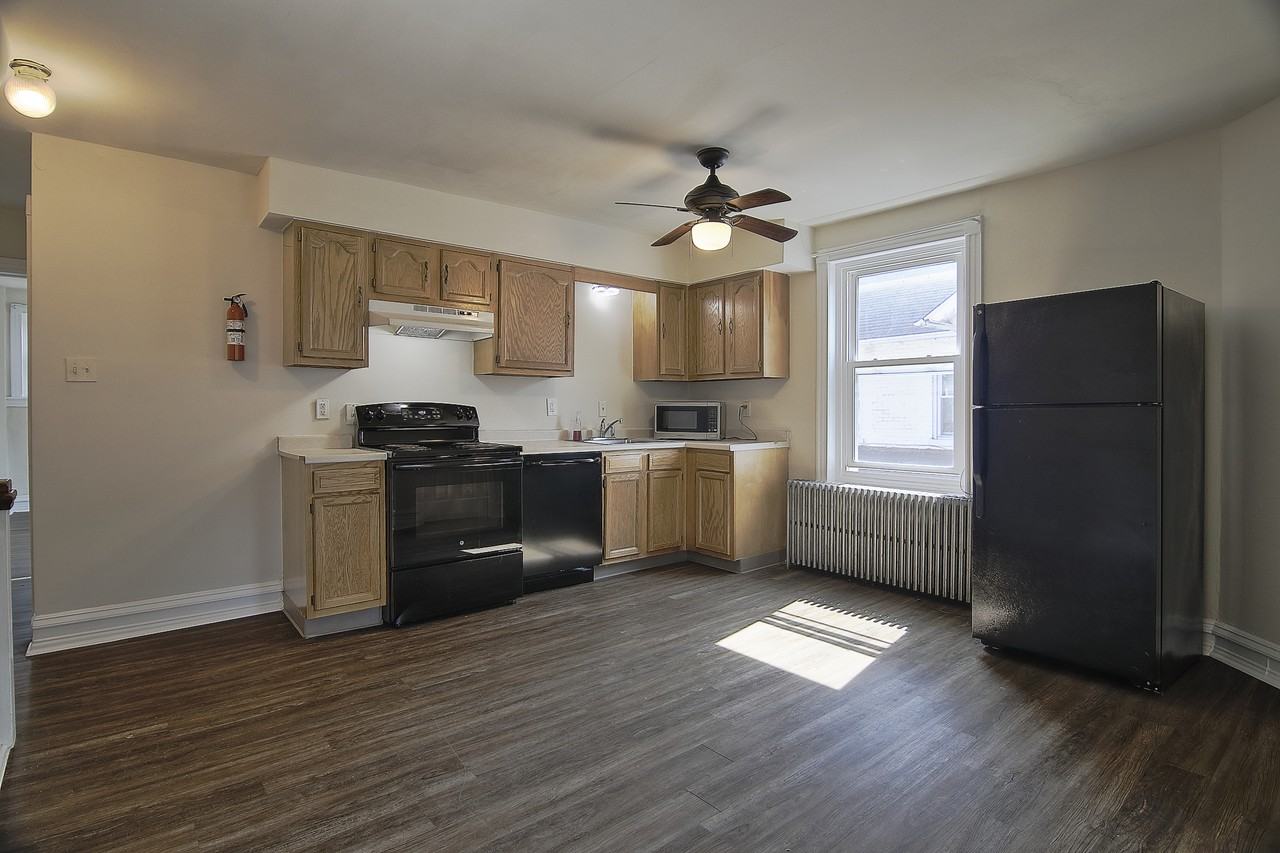 431 W 2nd St #2 - Photo 3 of 16