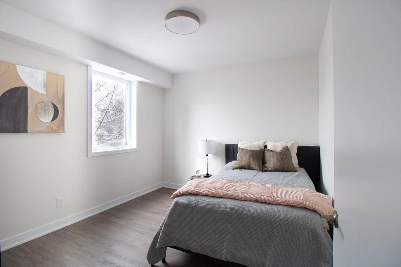 994 Bronson Ave - Photo 7 of 28