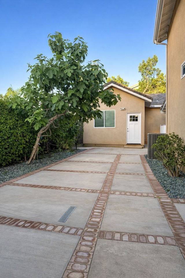 9150 Columbus Ave - Photo 2 of 17