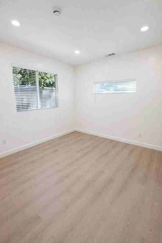 9150 Columbus Ave - Photo 4 of 17