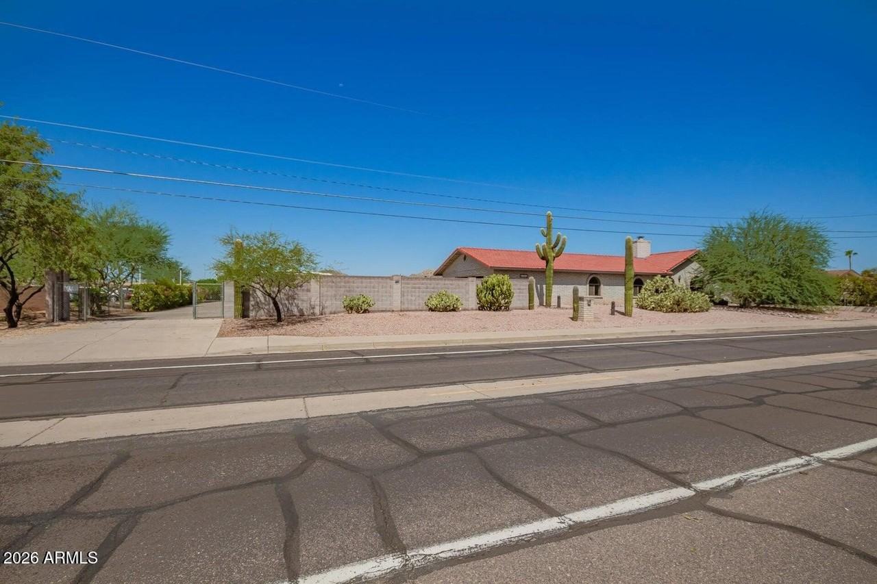 13036 N 36th St - Photo 3 of 24