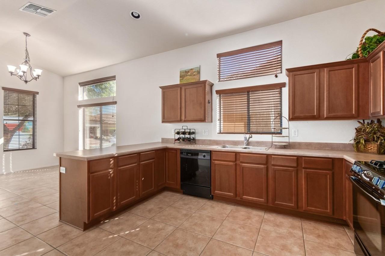 6850 E Pearl St - Photo 6 of 37