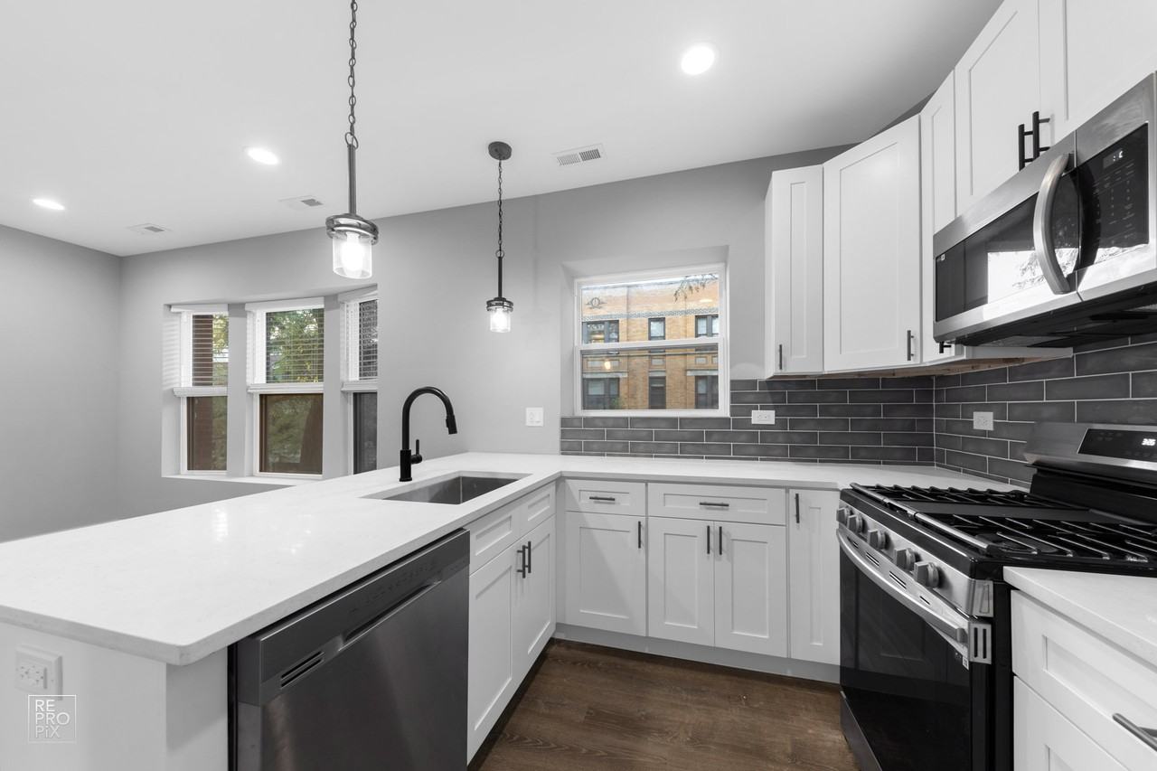 1407 W Flournoy St #2 - Photo 3 of 18