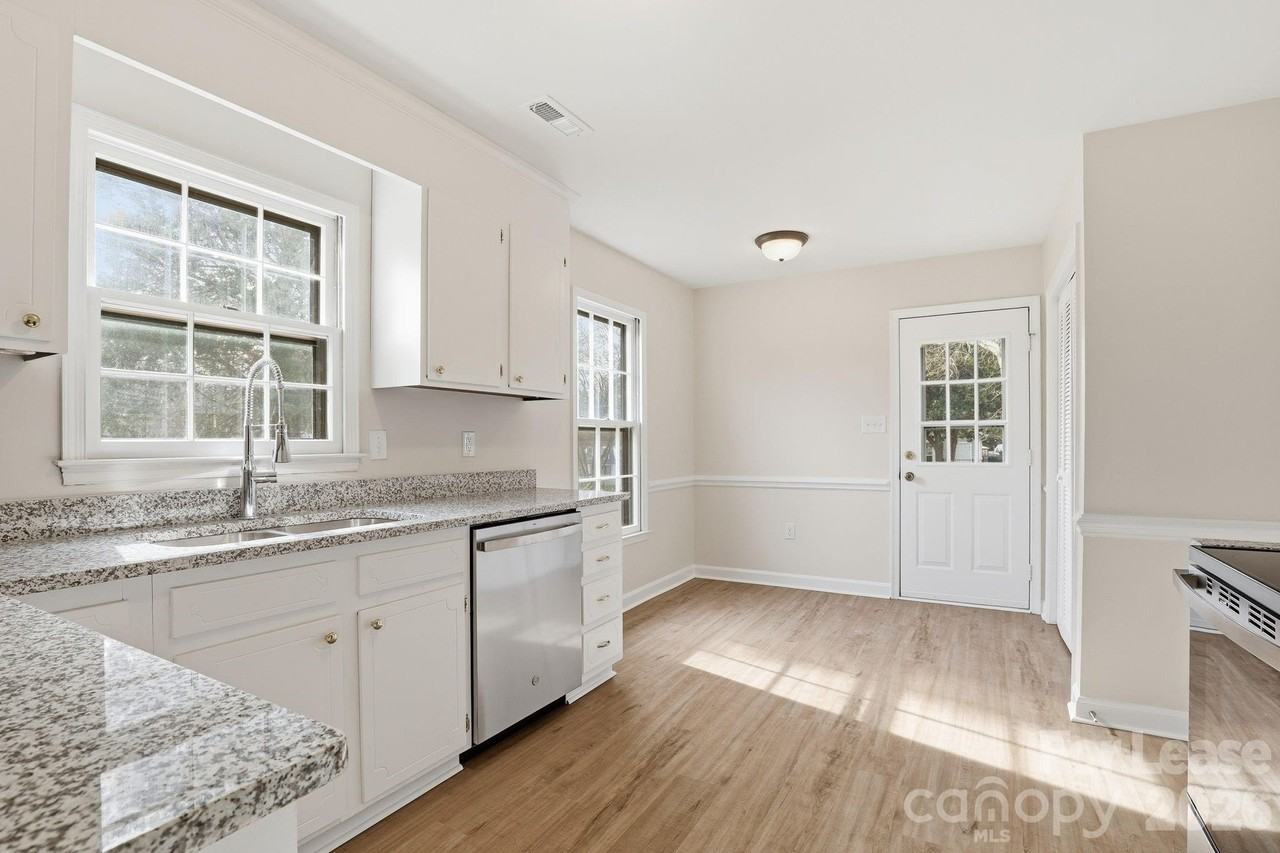 7224 Hackberry Ln - Photo 6 of 31