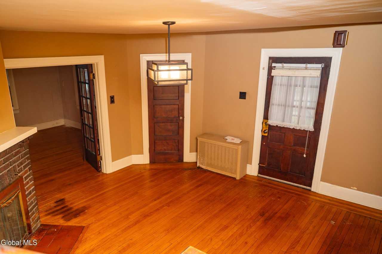 1347 Union St - Photo 3 of 17