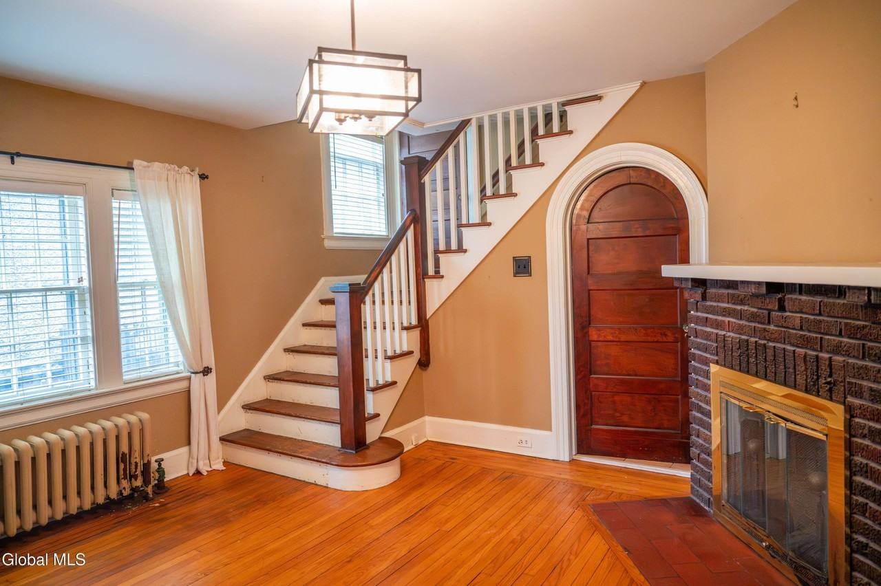 1347 Union St - Photo 4 of 17