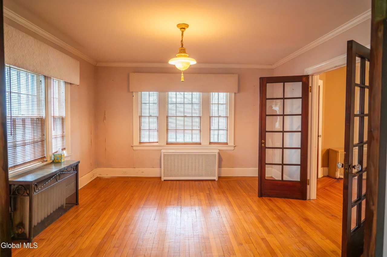 1347 Union St - Photo 5 of 17