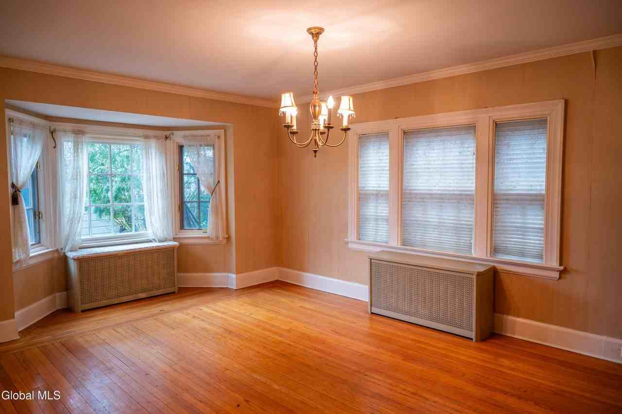 1347 Union St - Photo 6 of 17