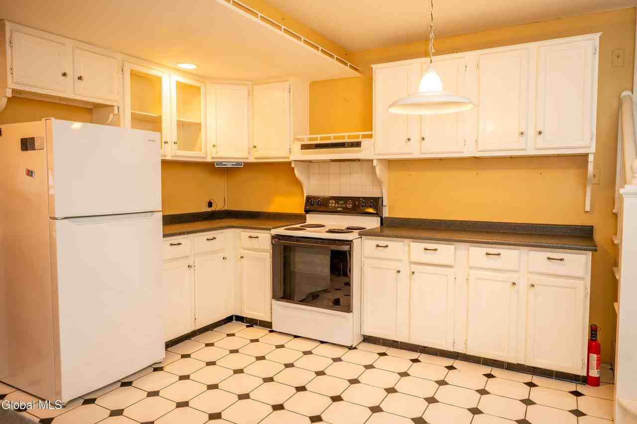 1347 Union St - Photo 7 of 17