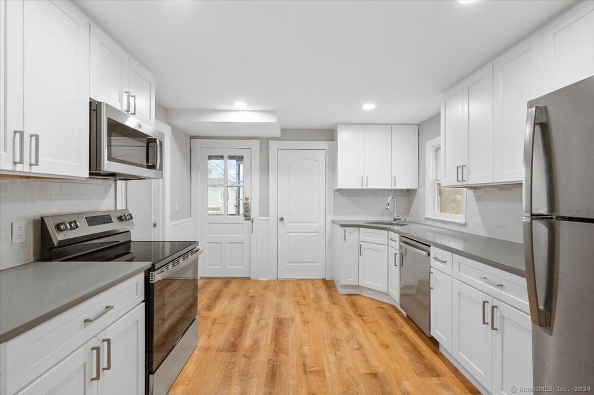 816 Pacific St 2nd Fl - Photo 2 of 9