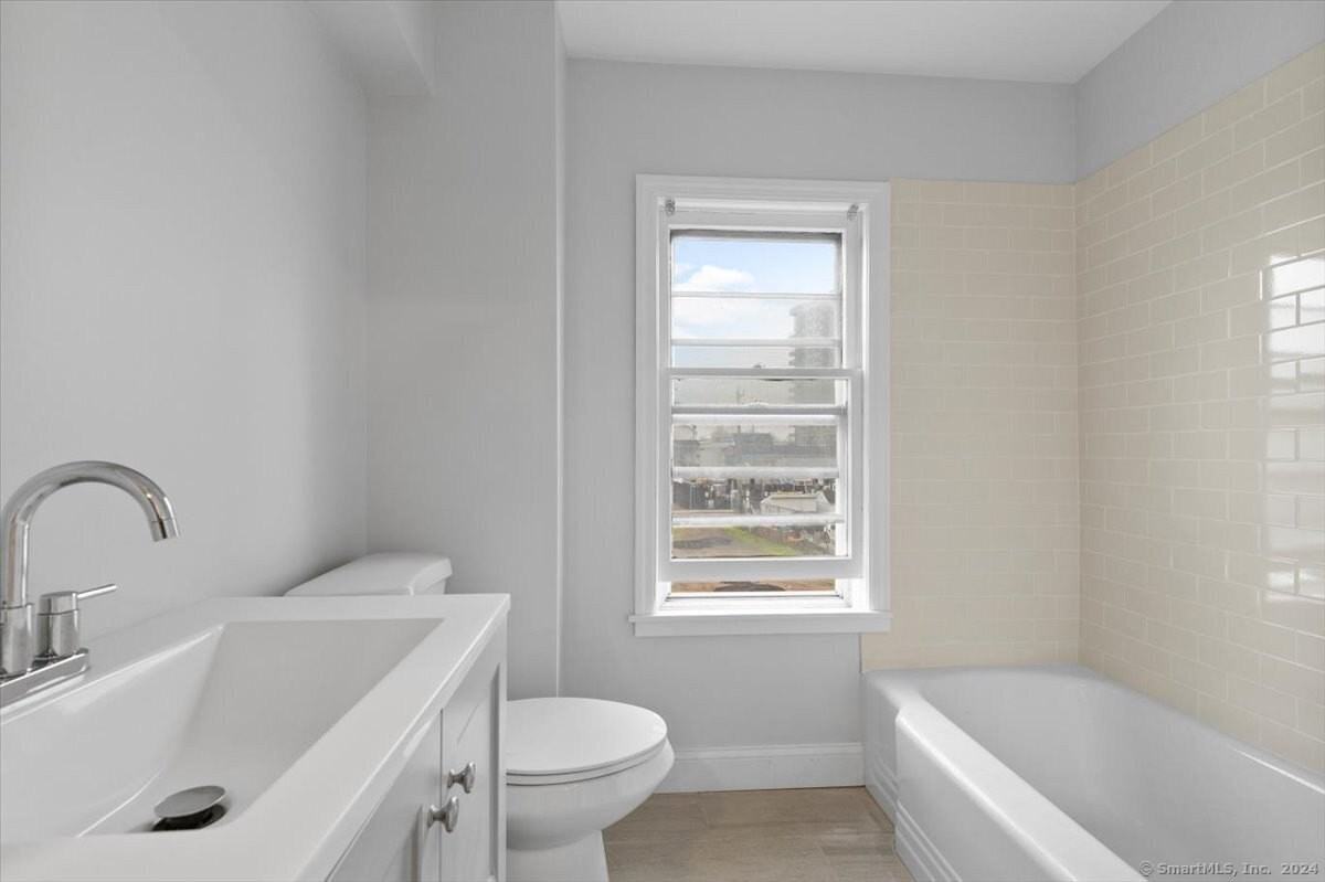 816 Pacific St 2nd Fl - Photo 5 of 9