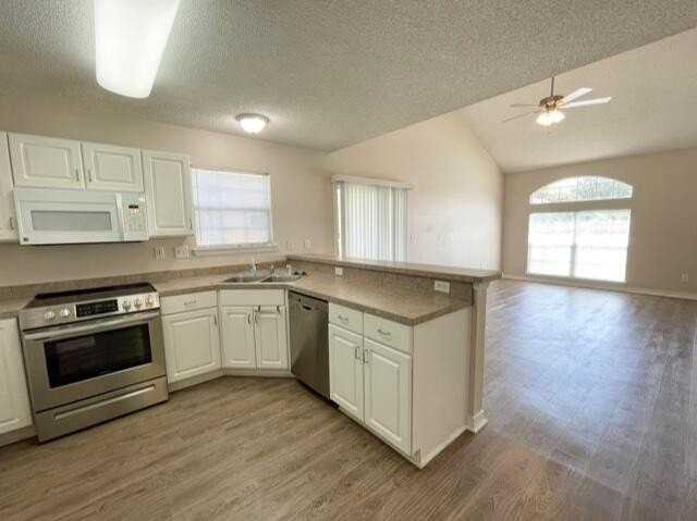 925 Village Ln - Photo 6 of 23