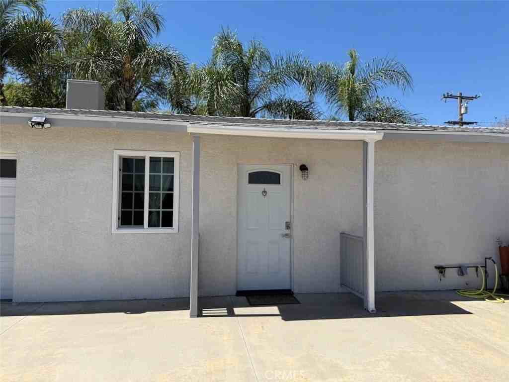 18421 E Cypress St - Photo 2 of 10