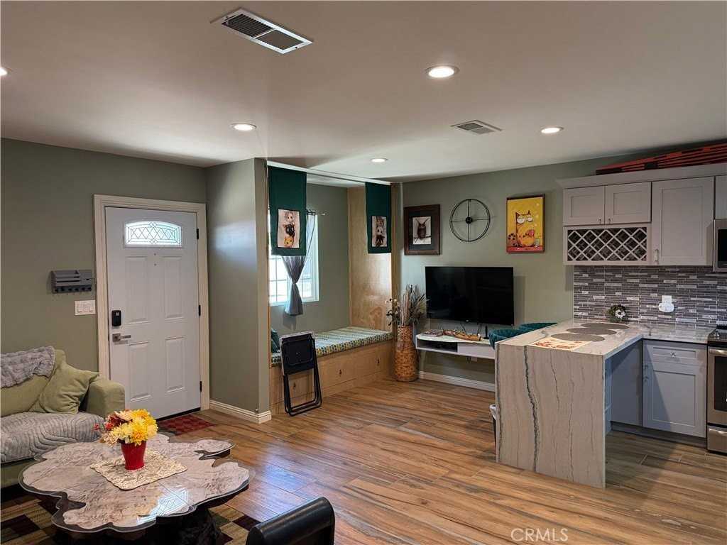 18421 E Cypress St - Photo 4 of 10