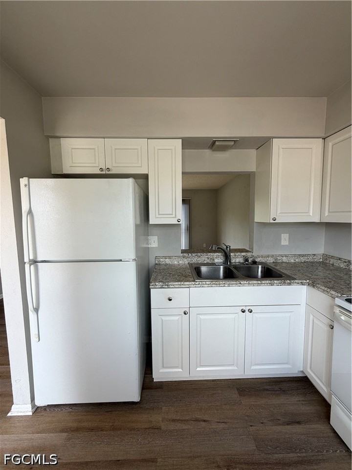 1920 W Lakeview Blvd #4 - Photo 5 of 16