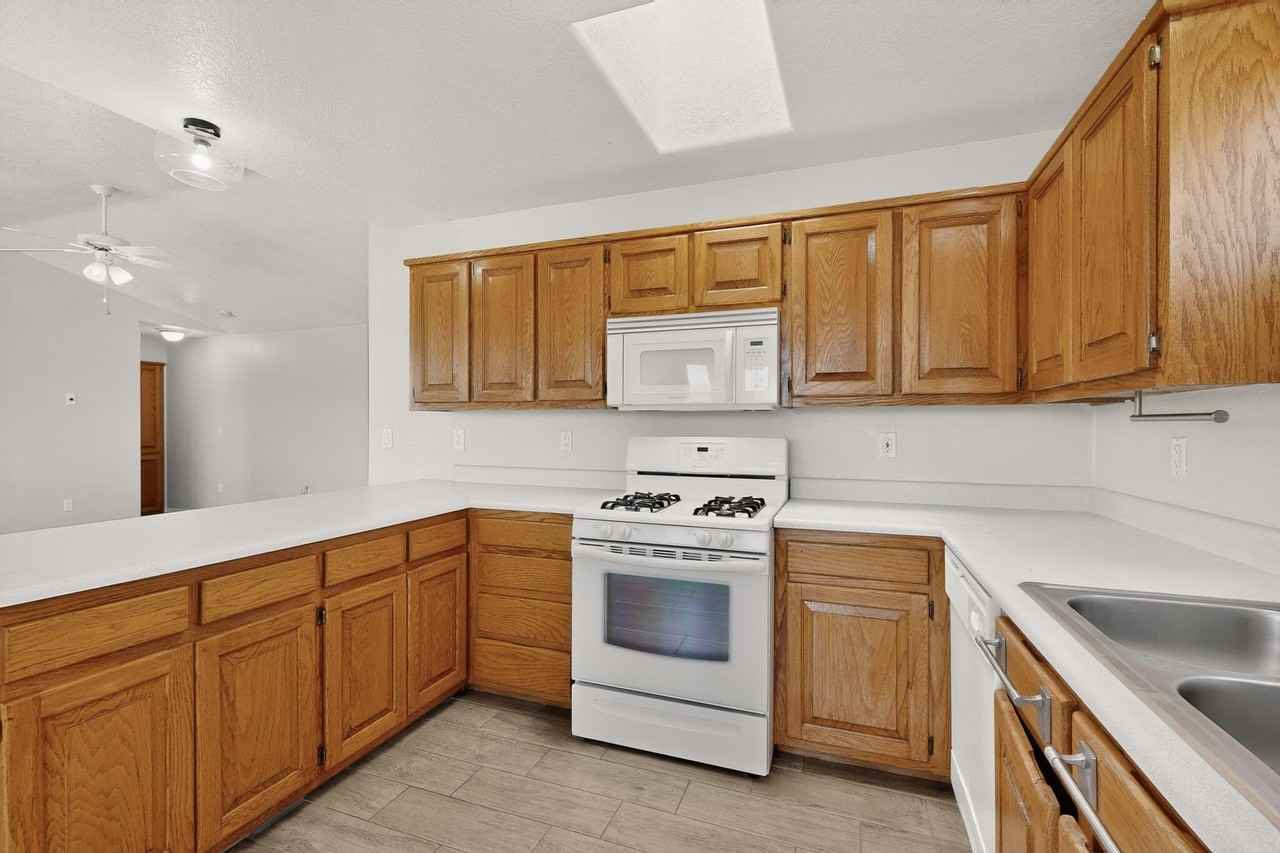 16 Sheba Pl - Photo 3 of 41