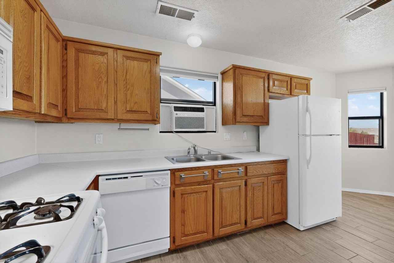 16 Sheba Pl - Photo 5 of 41