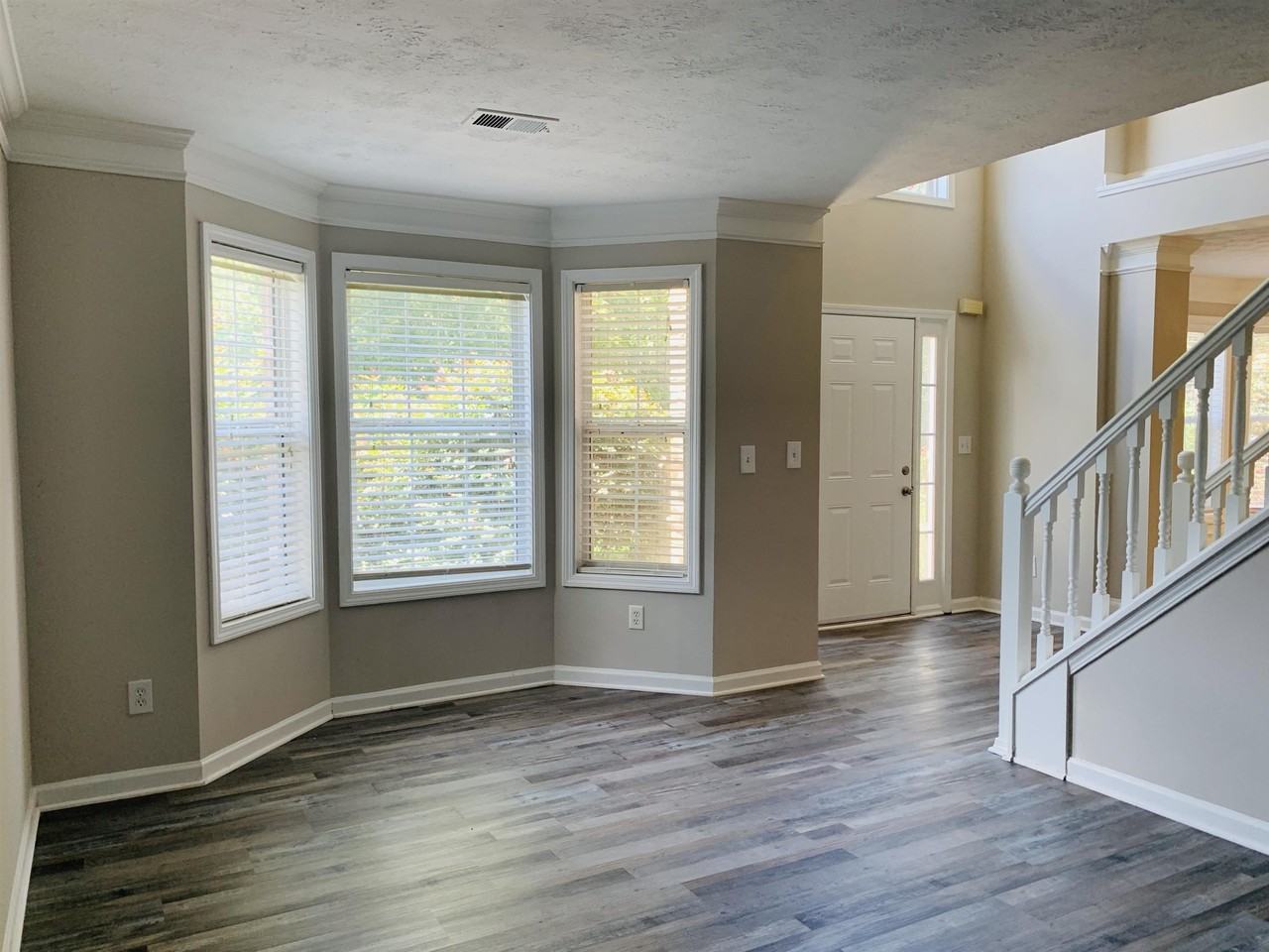 325 Barrington Grange Dr - Photo 4 of 44