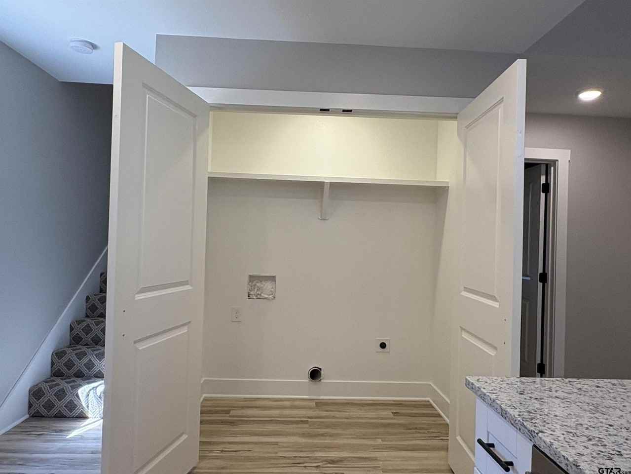 305 Post Oak Dr - Photo 4 of 16