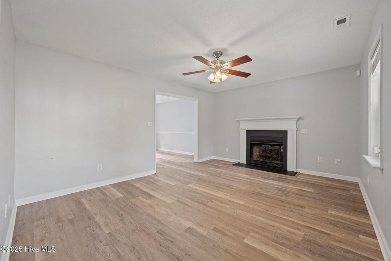 230 Dartmoor Trl - Photo 4 of 37