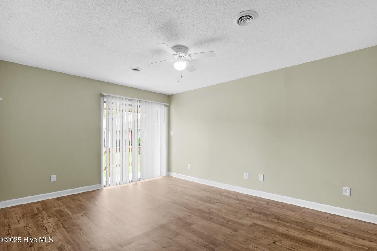 125 Pirates Rd Apt 5 - Photo 4 of 36